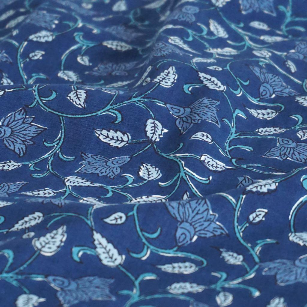 Voile leichte Baumwolle Blüten Ranken Blätter indigo blau